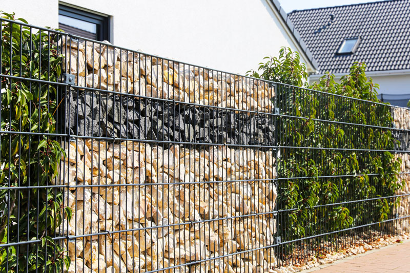 Zaunbau Langen - Hochwertiger Doppelstabzaun mit dekorativer Kiesfüllung in verschiedenen Farben